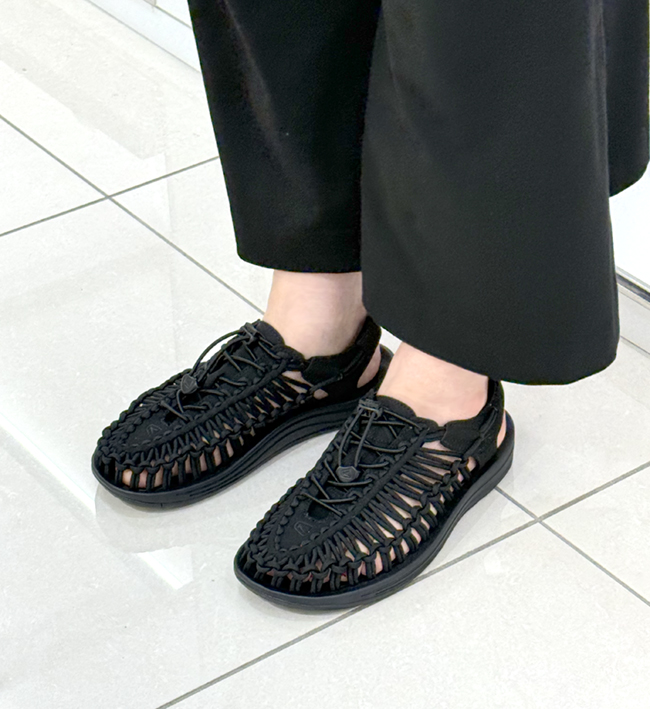 黒のボトムスに裸足でKEENのユニークを履いた足元の様子